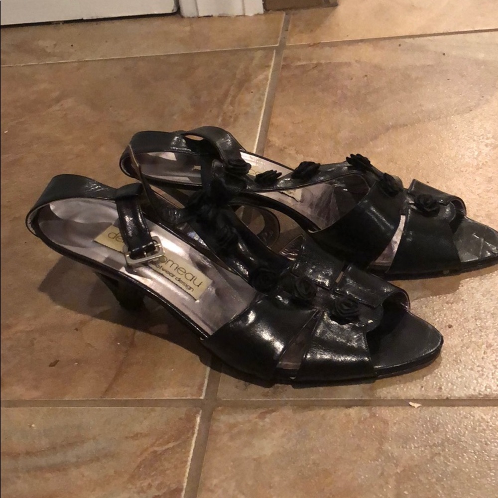 Dennis Comeau Black heels with rose details